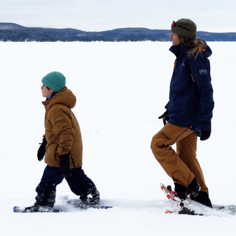Parent and child on a snowshoe walk in the Petite Nation region