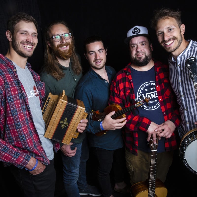 Portrait of the five members of Le Diable à Cinq.