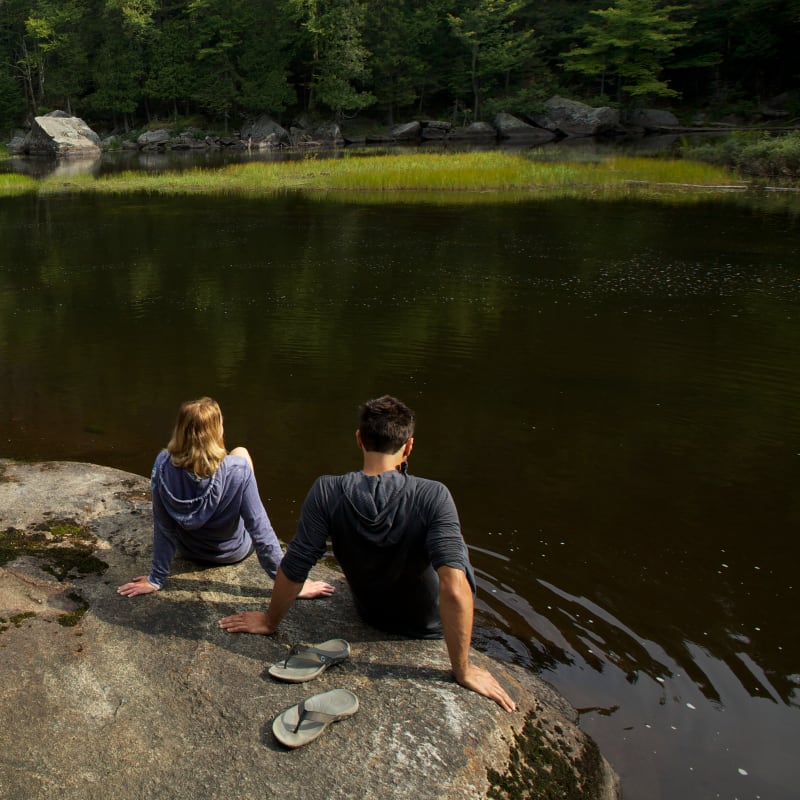 Couple by the water in the Portneuf regional park.