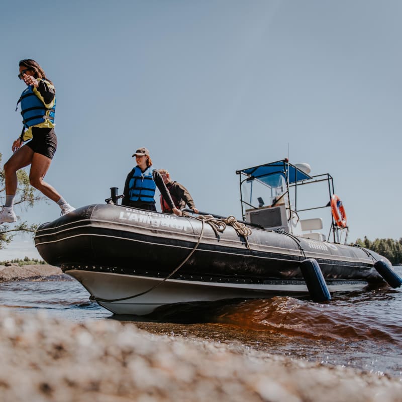 Bateau motorisé acostant sur la plage.