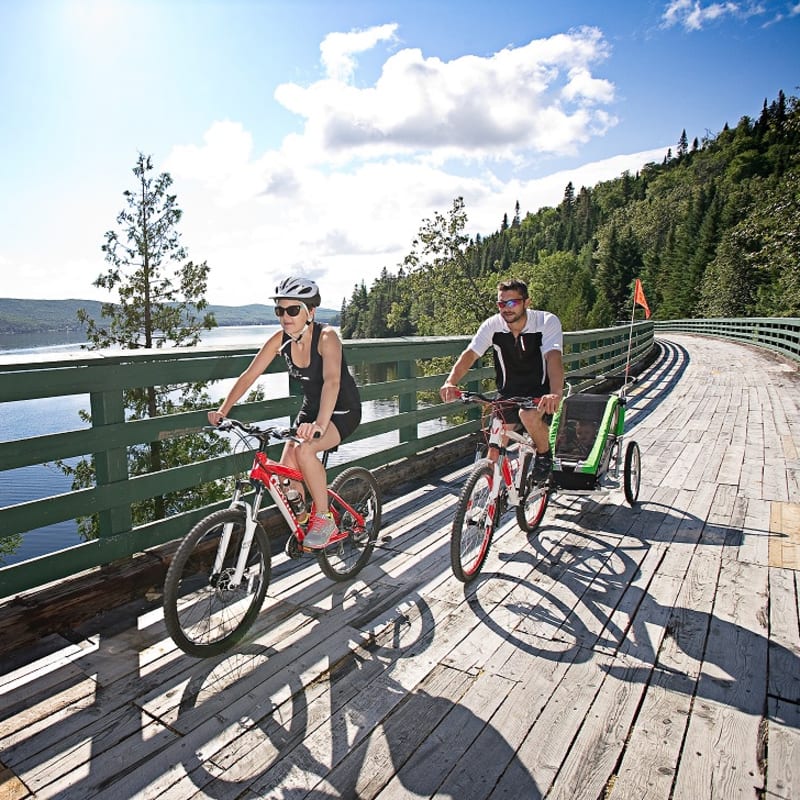 Couple on bikes in the Témiscouata region