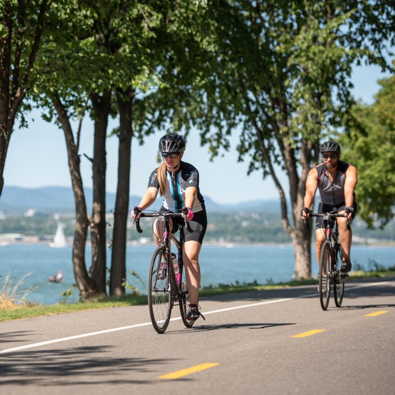 Cyclist on the parcours des Anses bike path.