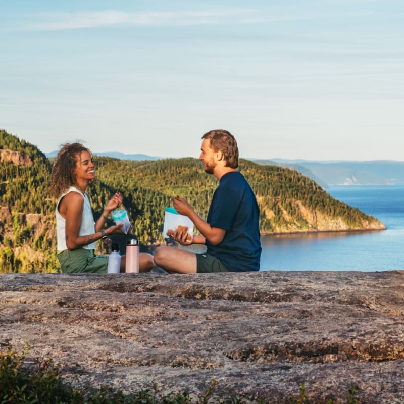 Saguenay Fjord : couple admiring the Fjord