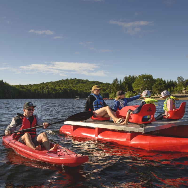 Family on the lake at Station touristique Duchesnay.