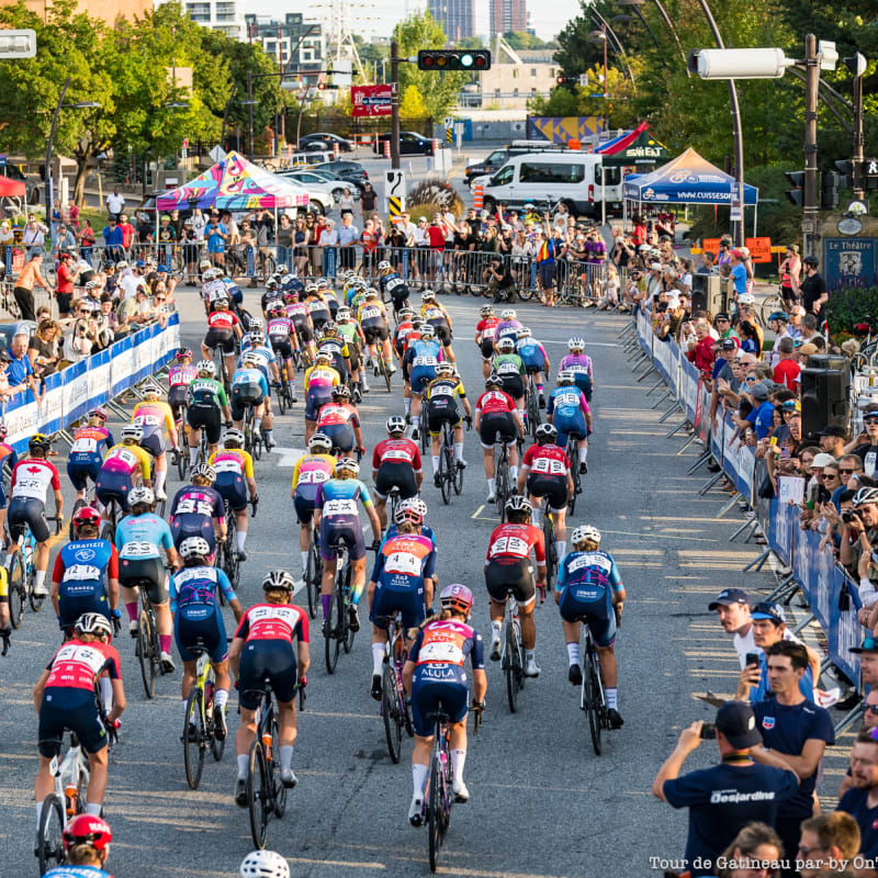 Tour de Gatineau - Cyclistes avec spectateurs