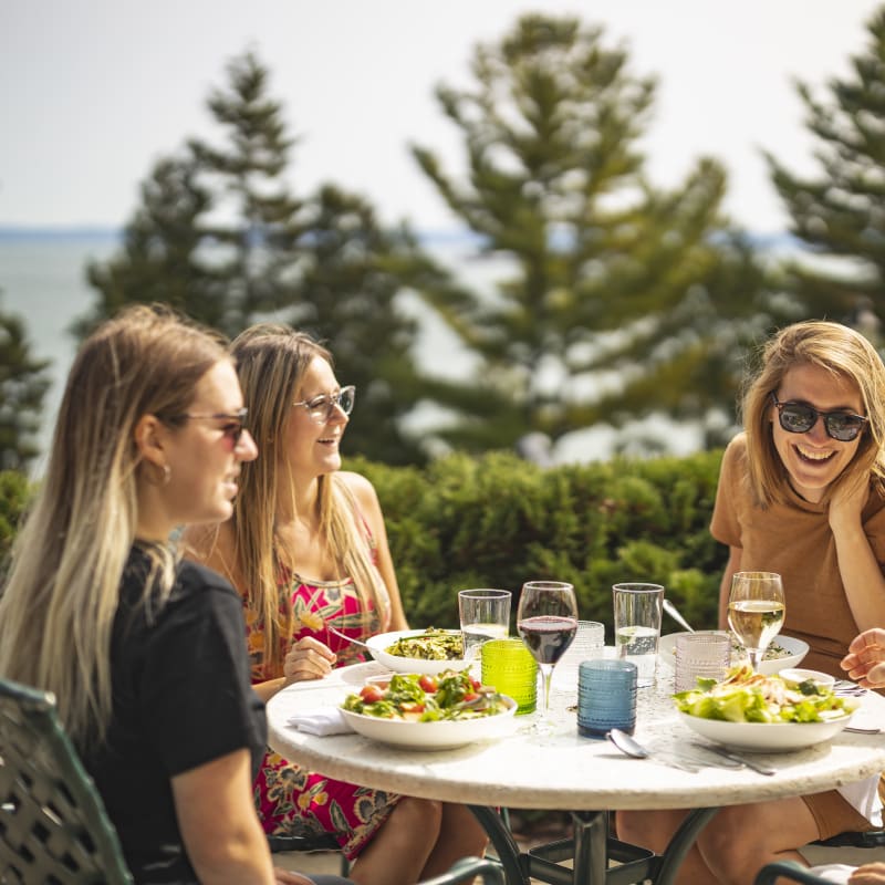 Enjoy great food in Charlevoix : 4 women having breakfast at an outdoor table