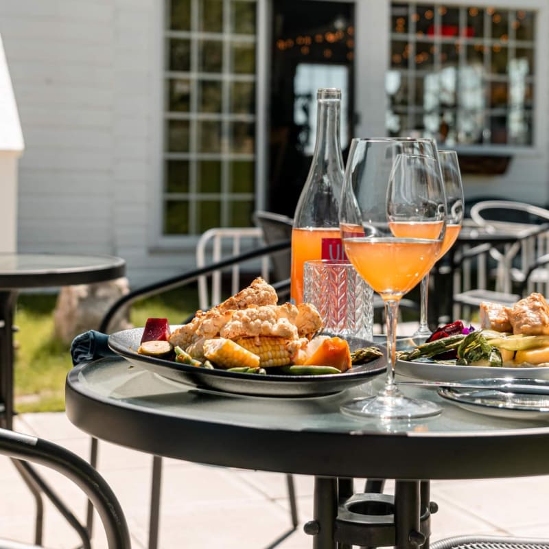 Table avec assiette et vin orange à l'extérieur