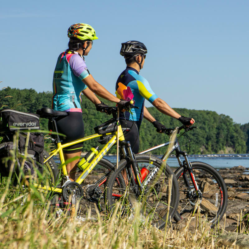 Tourisme Drummondville two men taking a break with their bikes by the water
