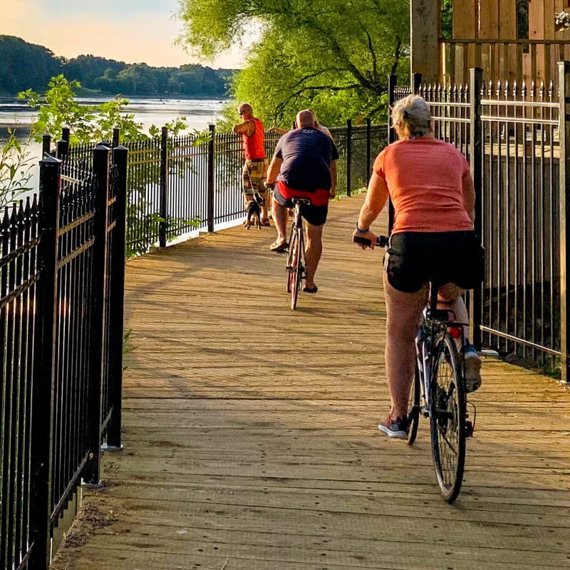 Tourisme Drummondville People biking along the water