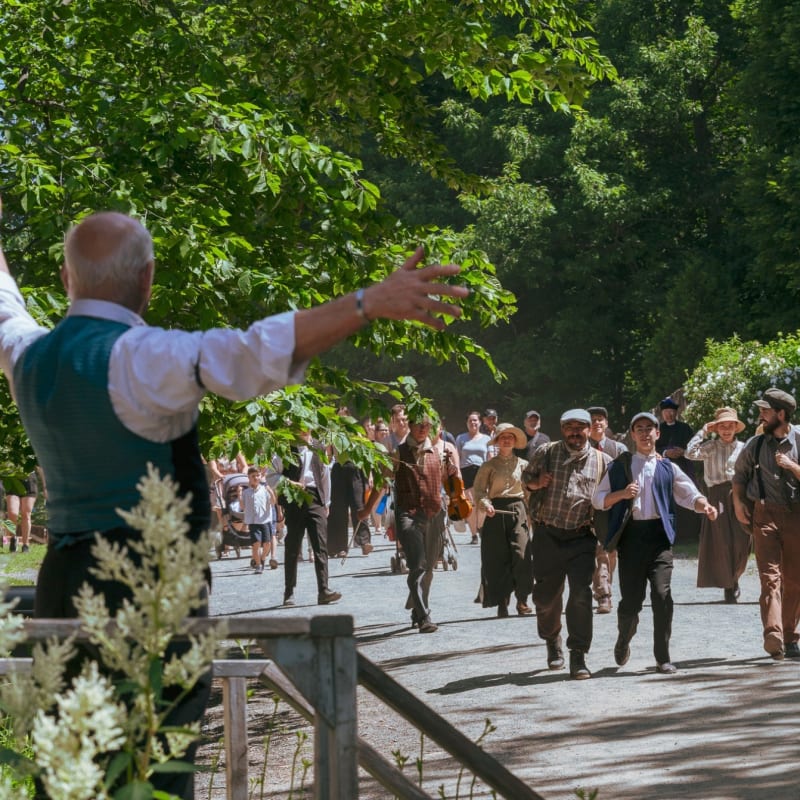 Tourisme Drummondville barber greeting workers dressed in 19th-century attire