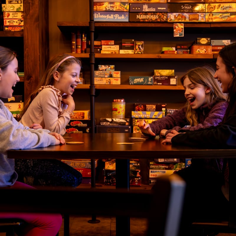 Tourisme Drummondville teen girls playing board games at the restaurant