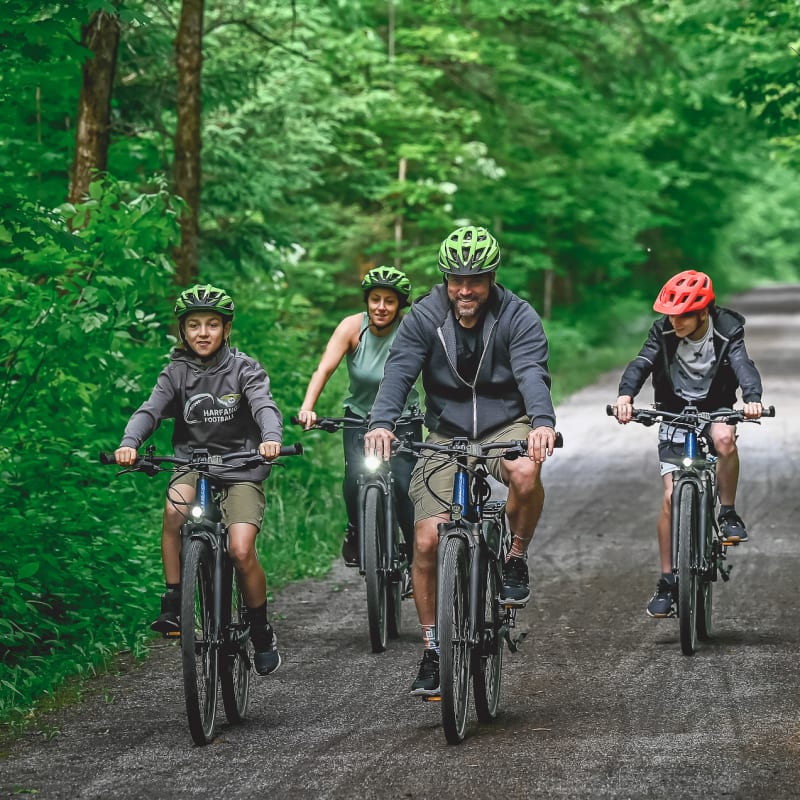 Family of 4 biking in la Jacques-Cartier.