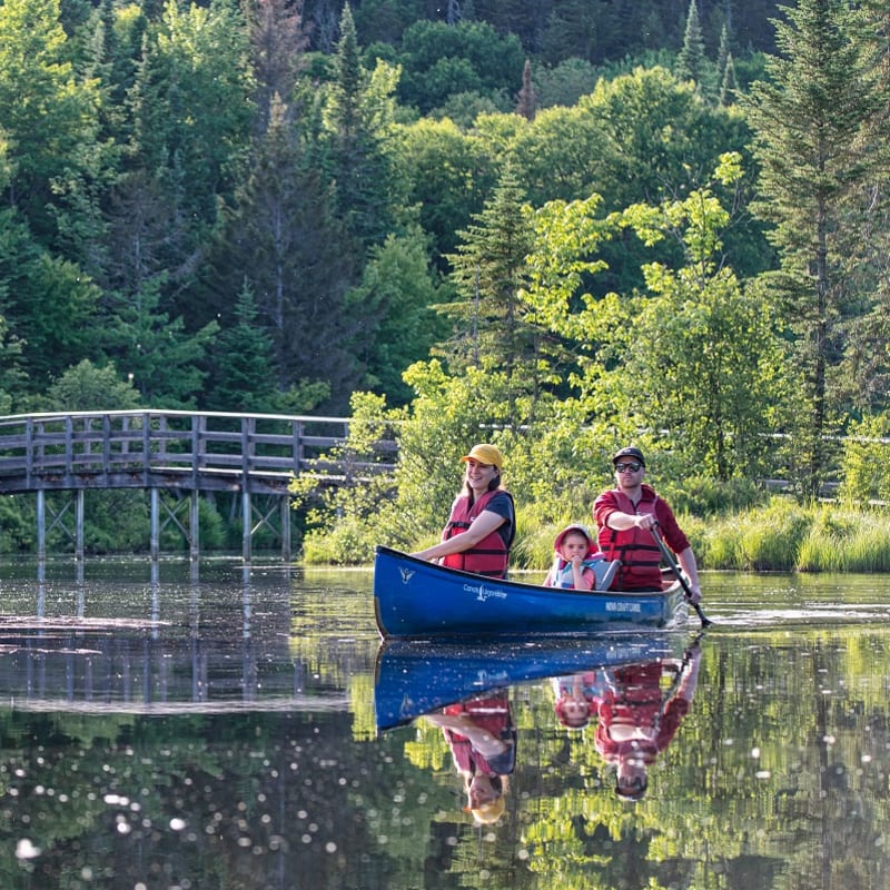 Family on a canoe at Marais du Nord.