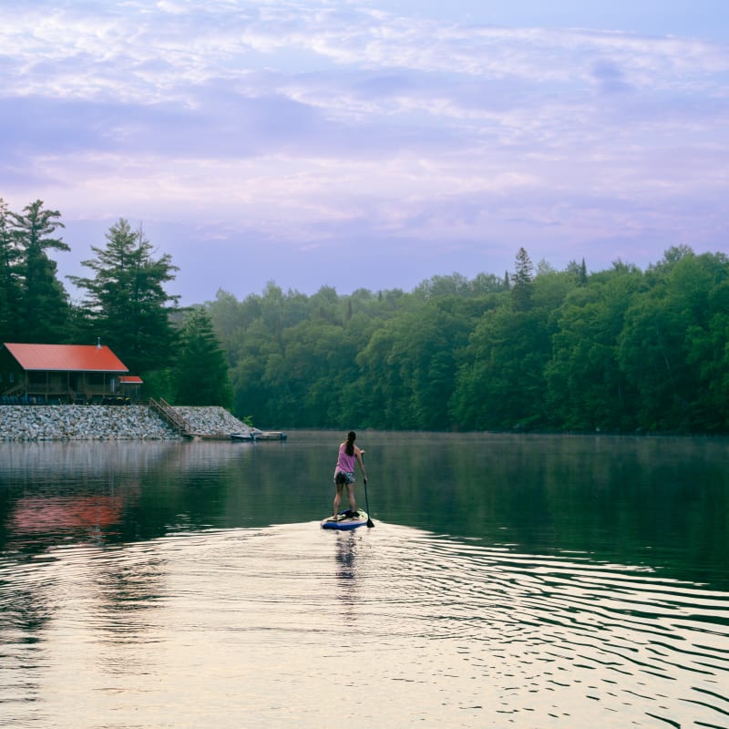 Tourisme Laurentides: Paddleboard à la Pourvoirie Rabaska