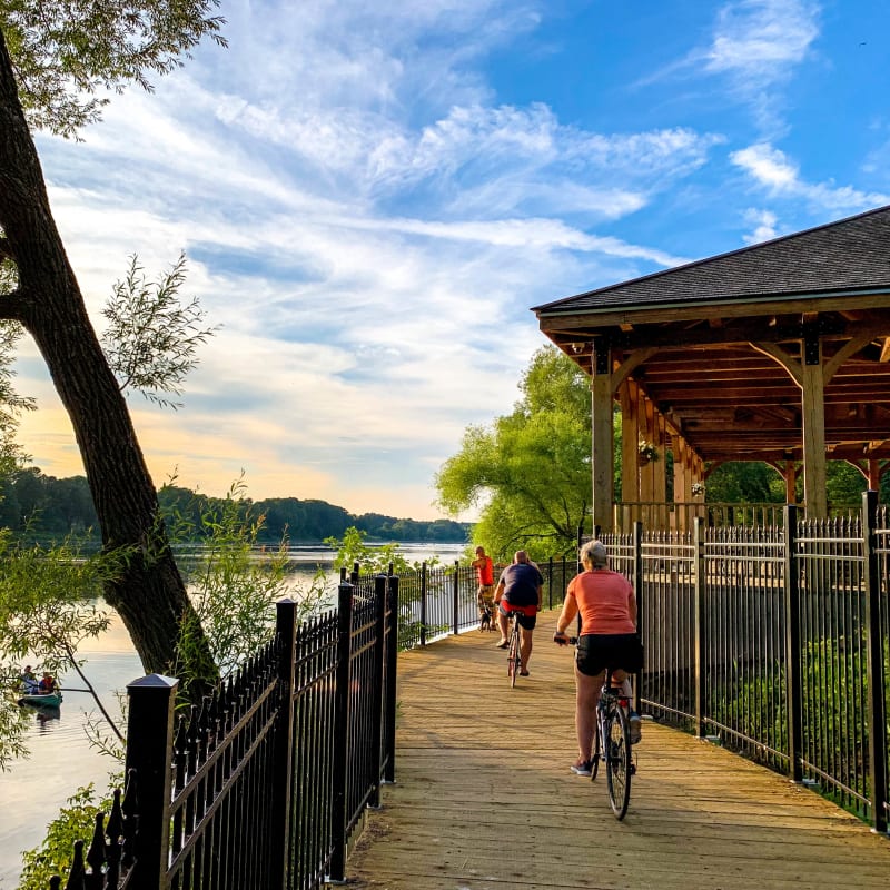 Piste cyclable au bord de l’eau, fréquentée par quelques cyclistes.