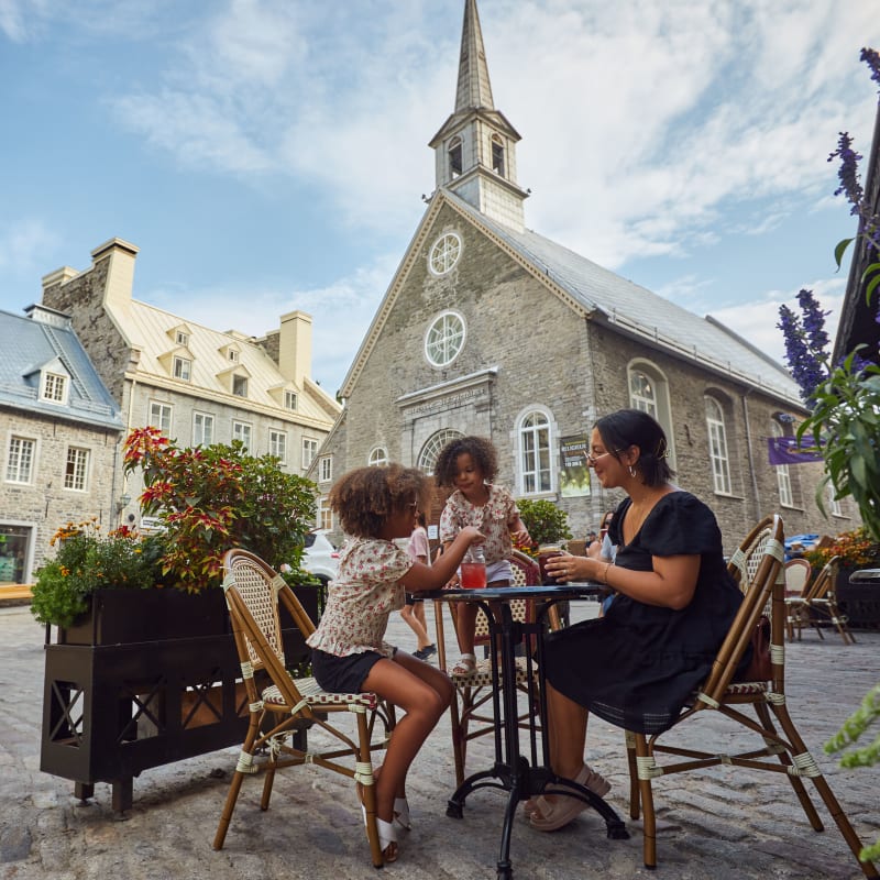 Famille attablée à la Place Royale de Québec