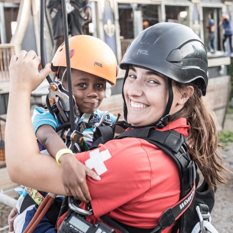 Un enfant et un adulte sur le parcours d'accrobranche