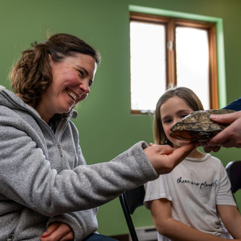 Mère et fille participe à un atelier sur les animaux au Zoo Ecomuseum.