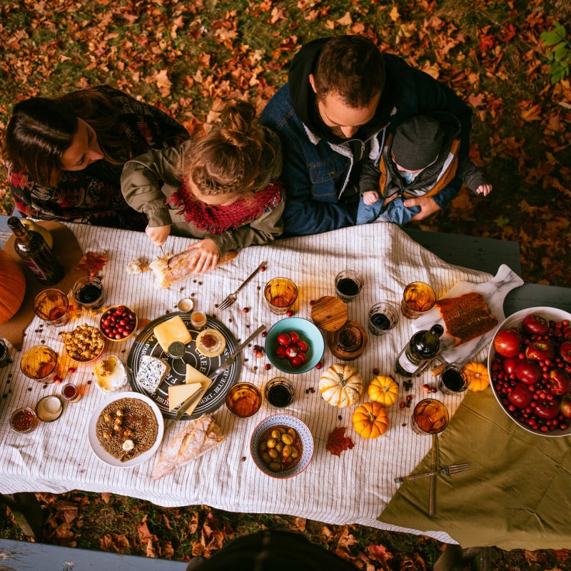 Family around a country table in the Centre-du-Québec.