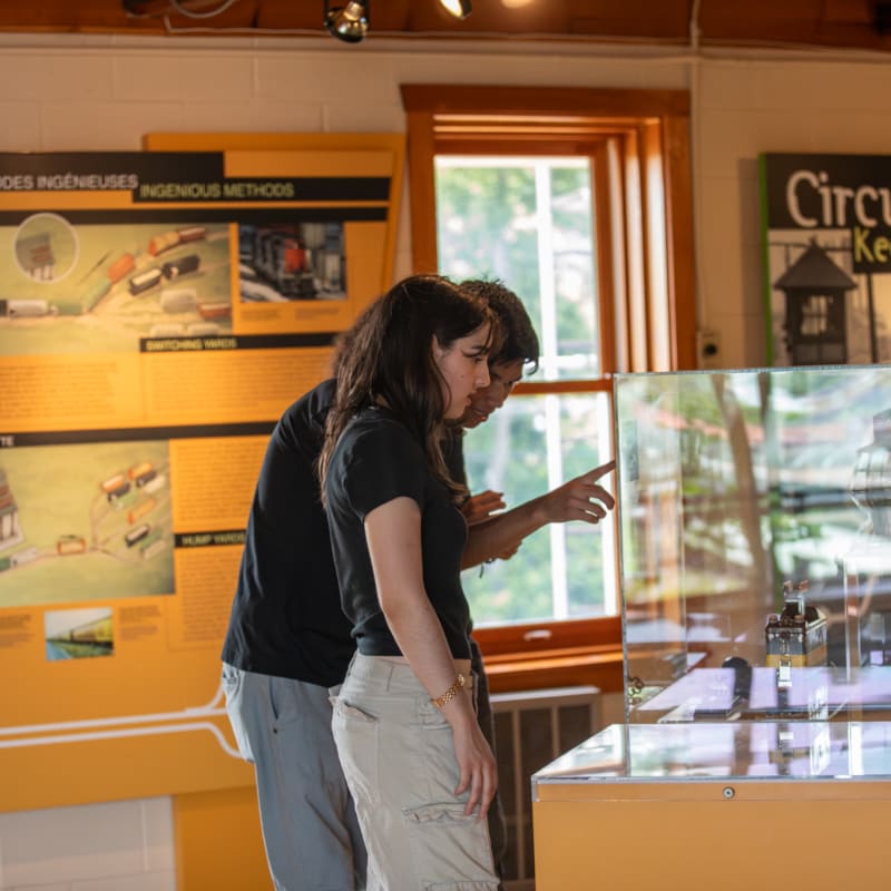 Deux ados dans une exposition chez Exporail.