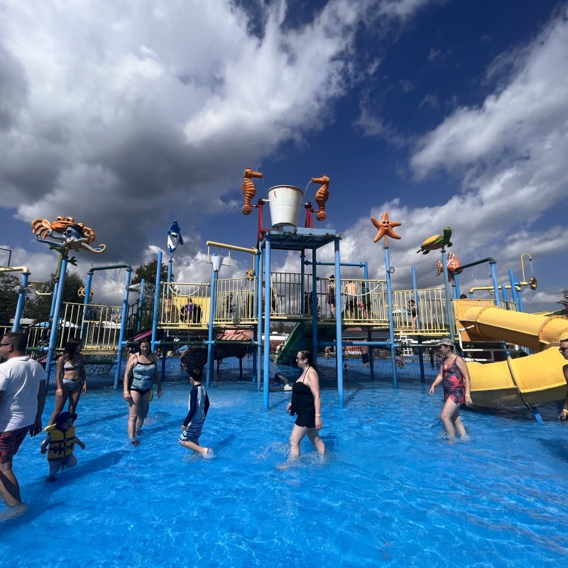 Personnes dans l'eau au parc aquatique Complexe Atlantide.