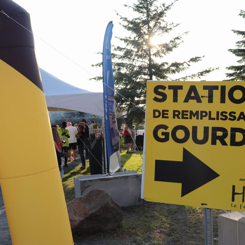 Station de remplissage de gourde au H2O Festival.