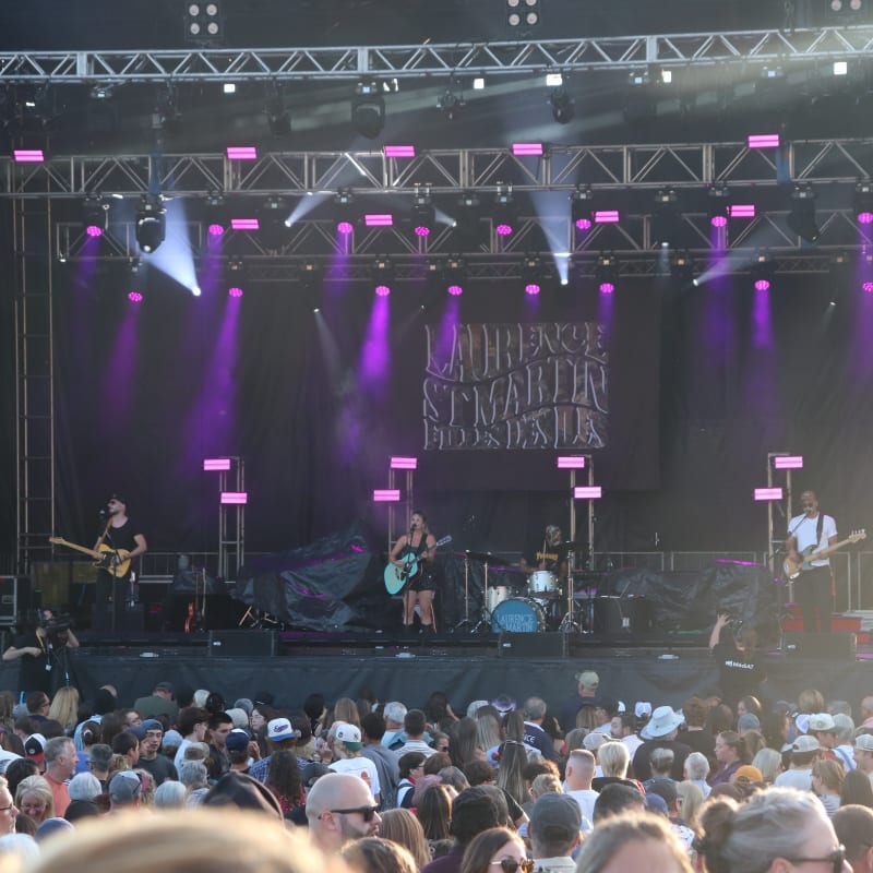 Foule devant la scène au H2O Festival.