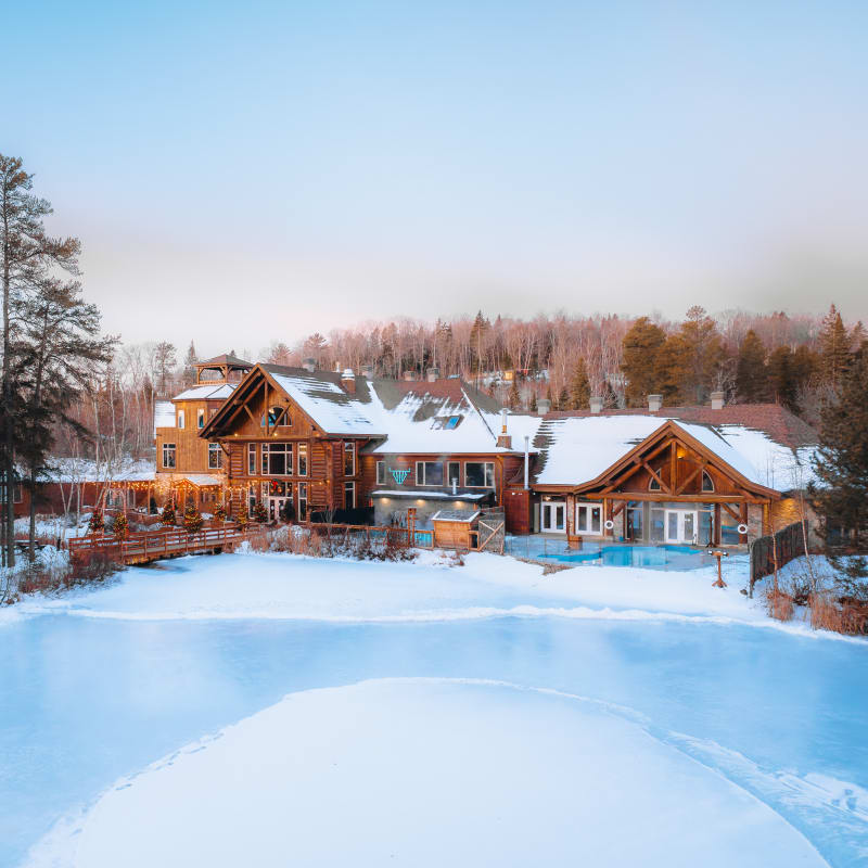Auberge du Lac Taureau en hiver.