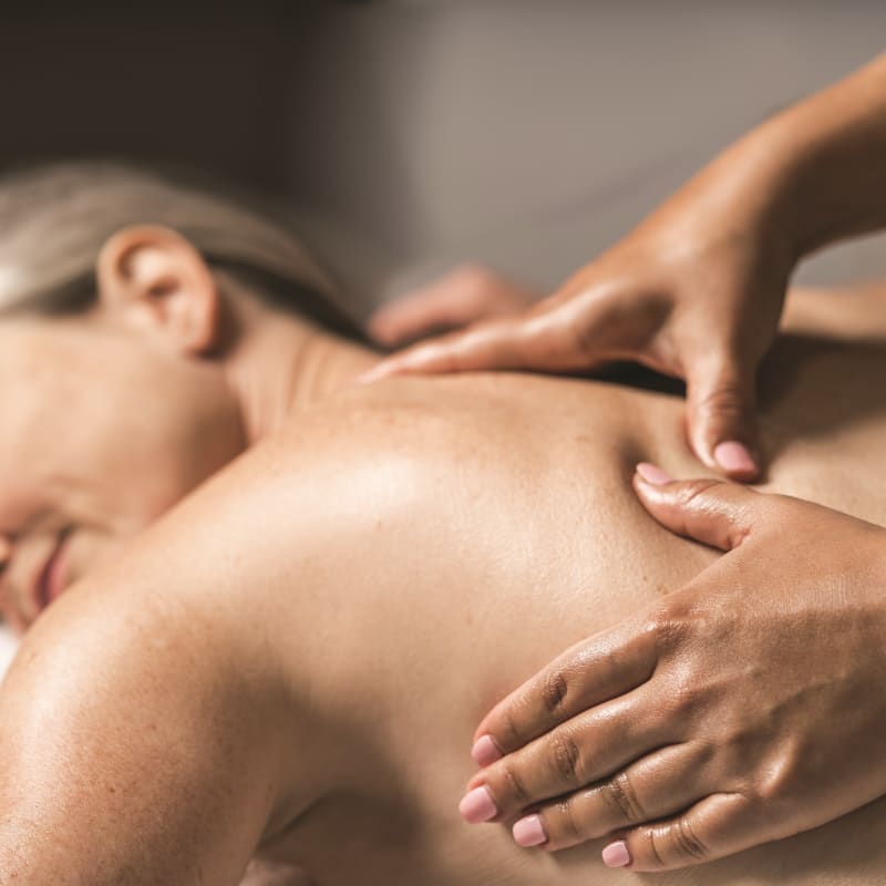 Femme qui reçoit un massage.