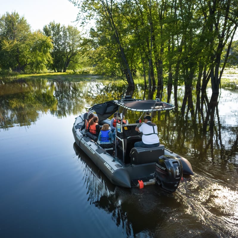 Un petit bateau de croisière se promenant sur l'eau.