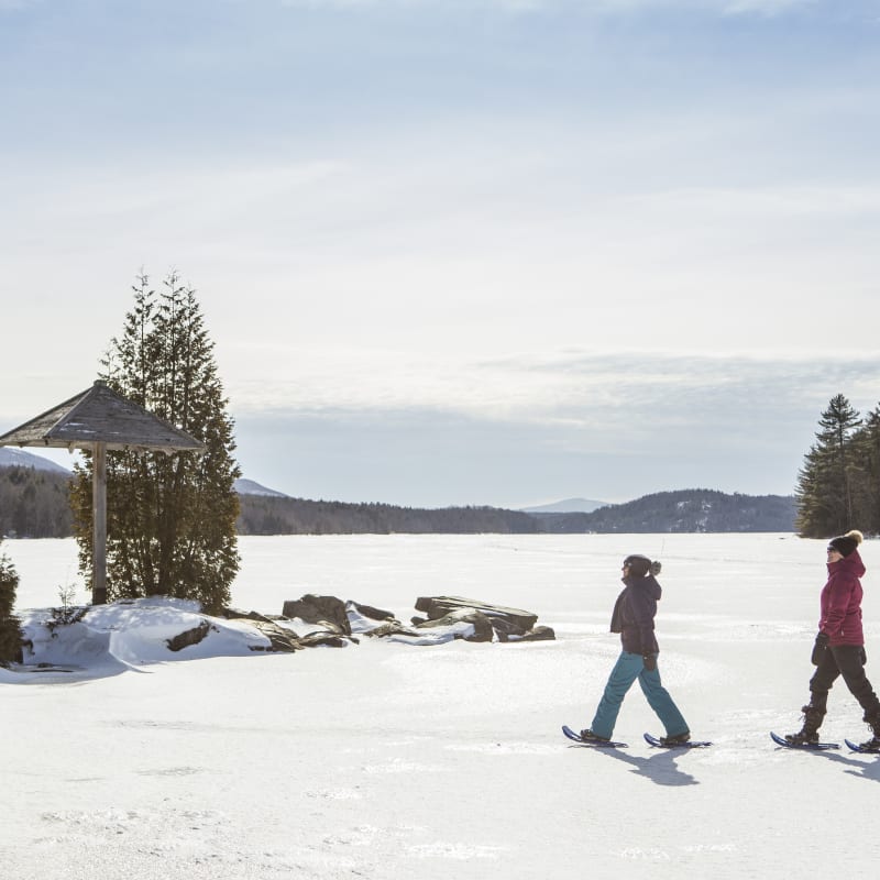Jouvence - Two people showshoeing