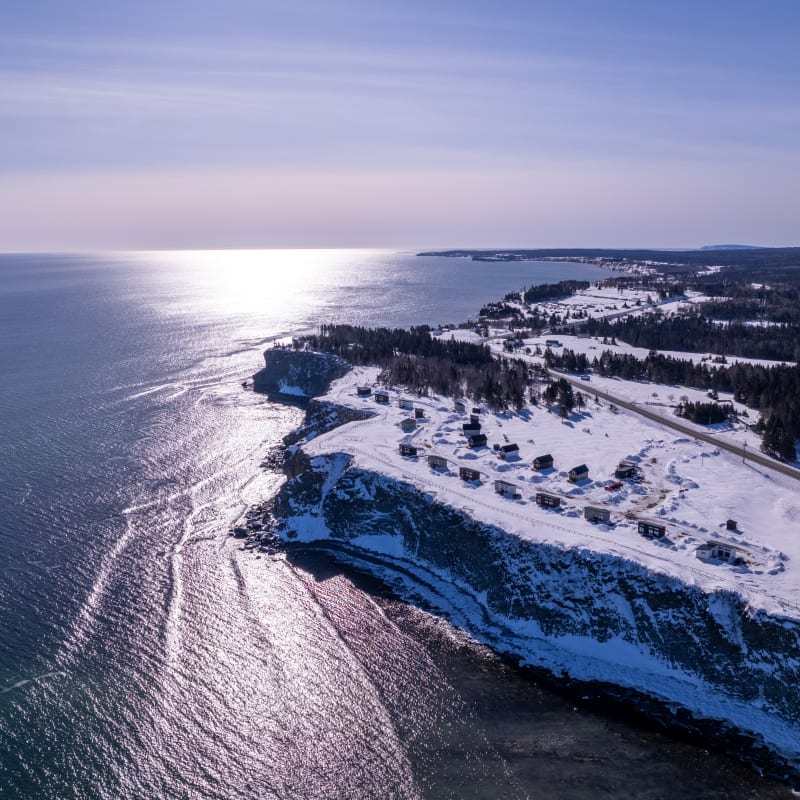 Chalets Nautika en Gaspésie au bord de la mer en hiver.