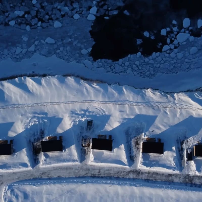 Chalets Nautika en Gaspésie au bord de la mer en hiver.