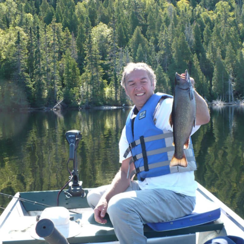 Un homme en train de pêcher