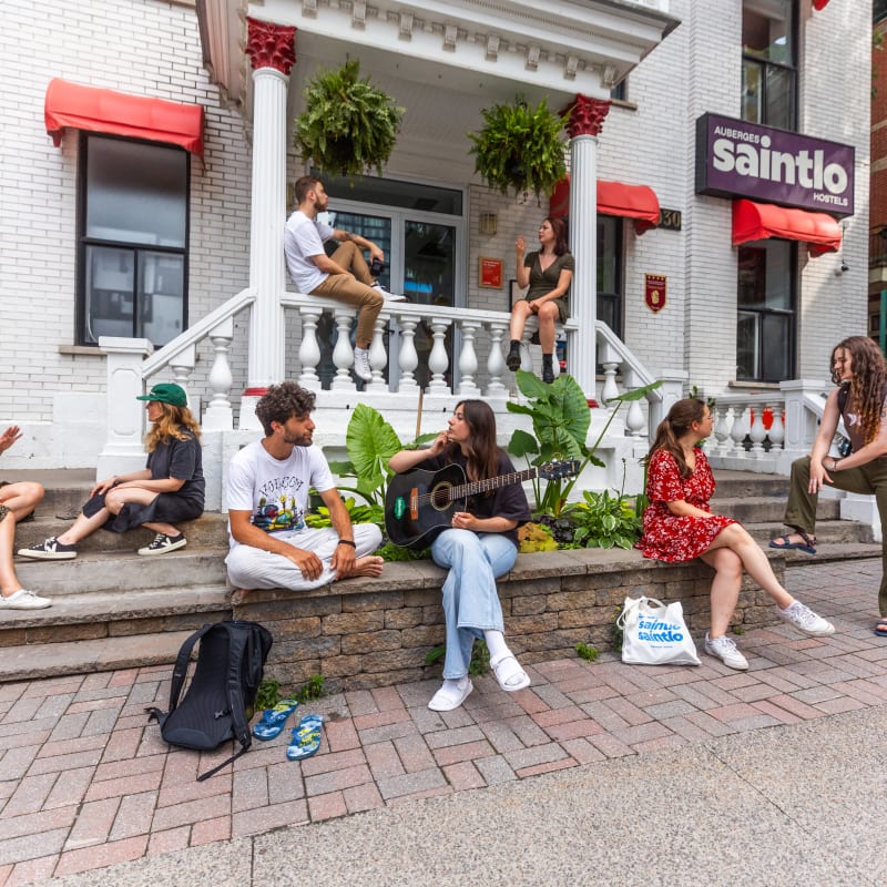 Groupe de voyageurs devant l'Auberge Saintlo Montréal.