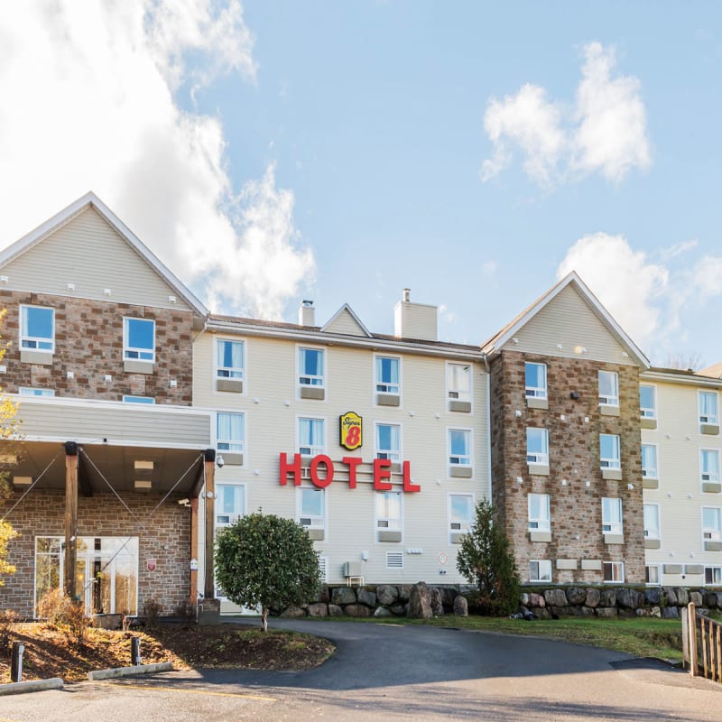 Front of the Super 8 Sainte-Agathe-des-Monts