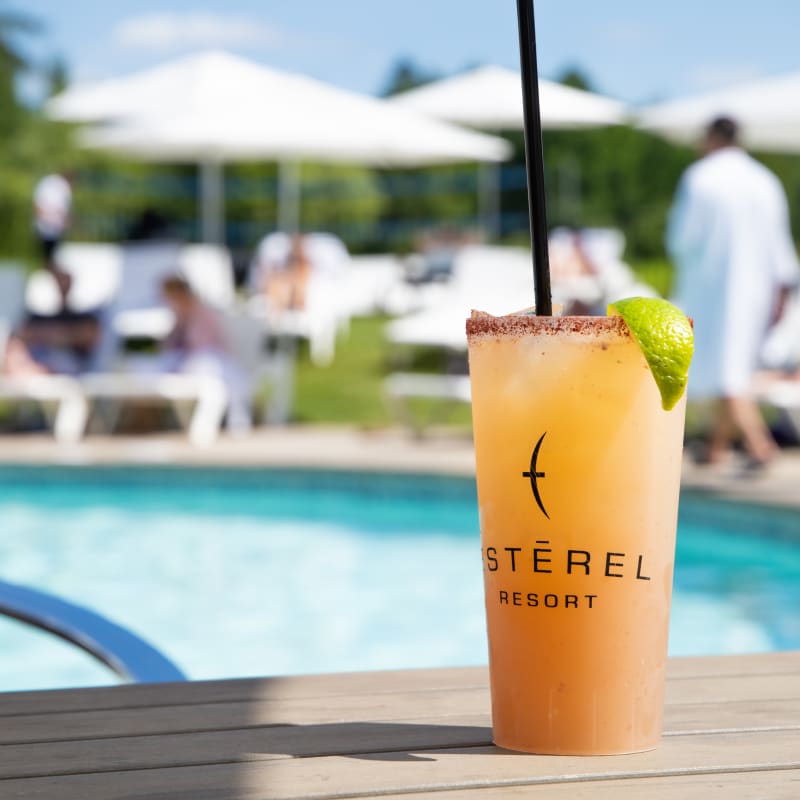Cocktail sur le bord de la piscine et personnes en arrière plan - Estérel Resort