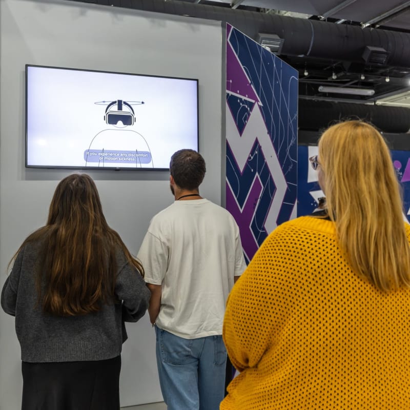 Trois personne en train de regarder une vidéo explicative durant l'Expérience Black Mirror.