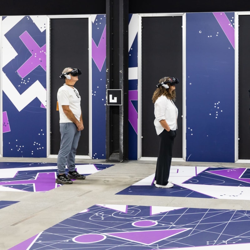 Deux personnes avec un casque de réalité virtuelle.