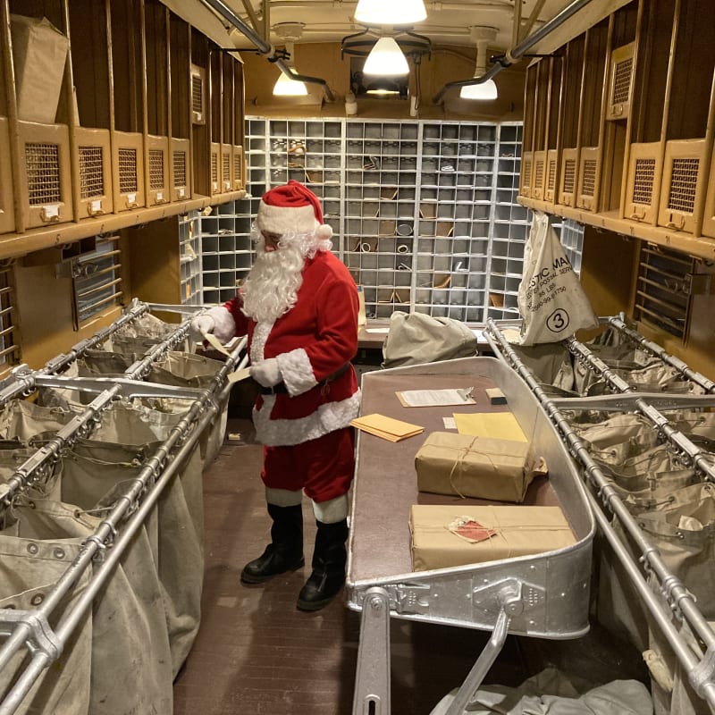 Le Père Noel dans un wagon de train.