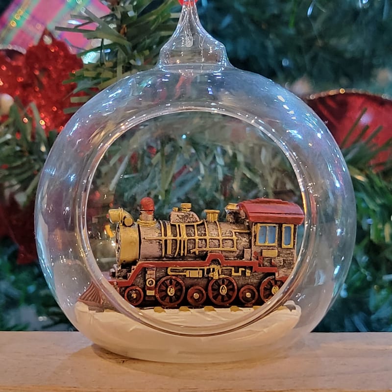 Boule de Noel avec un train à l'intérieur.
