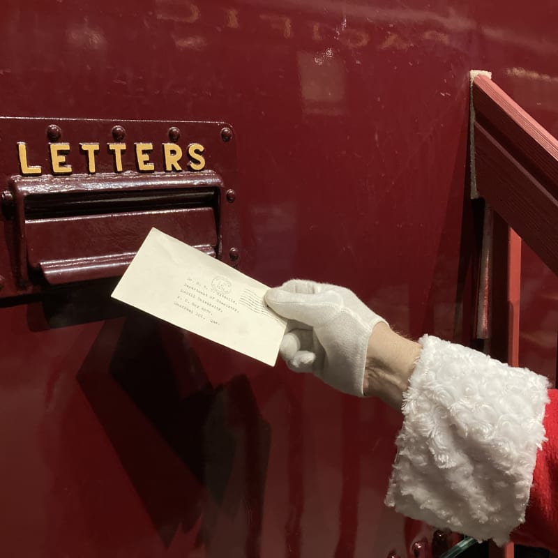 Le Père Noel envoie une lettre par la poste.