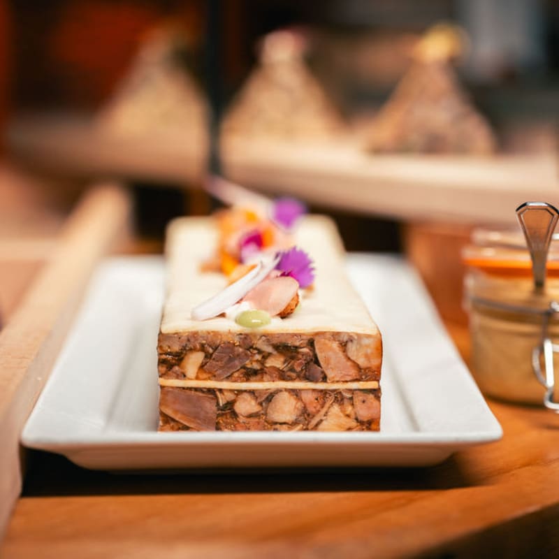 Gros plan sur un dessert soigneusement présenté.