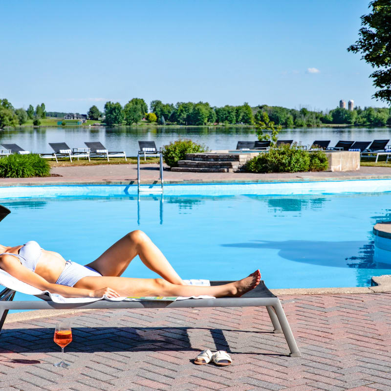 Femme au bord de la piscine du Château Montebello.