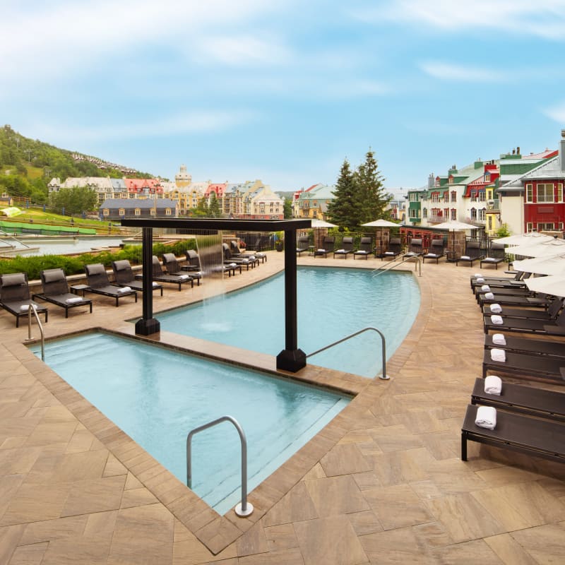 Piscine au Fairmont Tremblant.