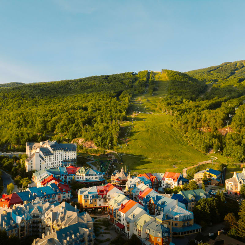 Le Mont Tremblant derrière le village piétonnier.