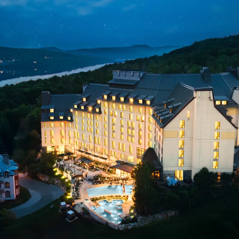 Fairmont Tremblant en soirée.