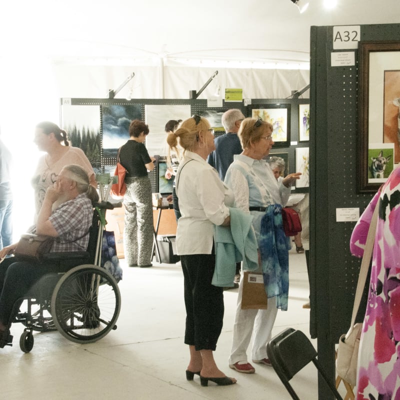Visiteurs à la salle d'exposition.