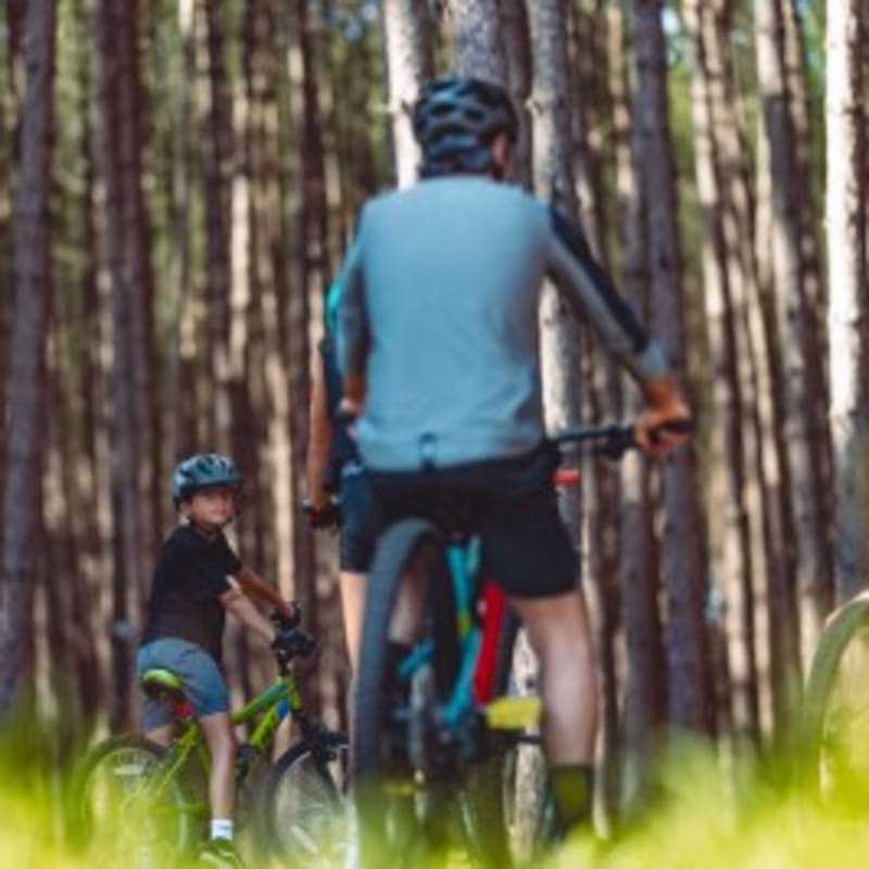 Grand Lodge Mont-Tremblant - Family biking in the woods