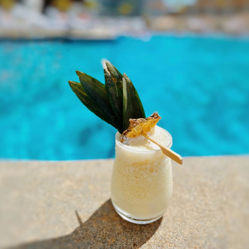 Cocktail au bord de la piscine au Hilton Québec.